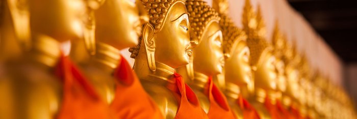 Goldene Buddha Statuen Bangkok. Die Hauptstadt gehört zu Thailand Rundreisen auf jeden Fall dazu.