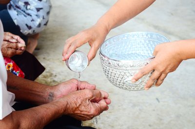 um älteren Menschen Respekt zu erweisen, gießt man Wasser über die Hände