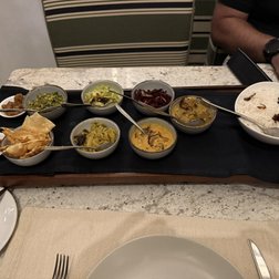 typisch für Sri Lanka - ganz viele Schüsselchen, die gemeinsam ein Gericht ergeben