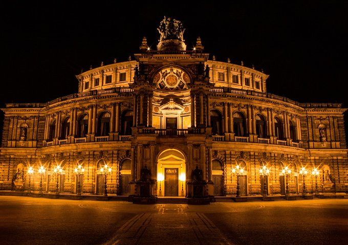 Semperoper am Abend beleutet vor der Aufführung von Tosca von Pucchini