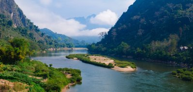 traumhafte Landschaft am Nam Ou Fluss bei Nong Khiaw in Nordlaos