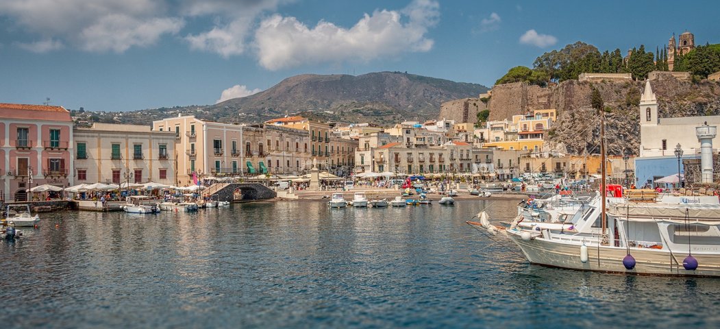 malerischer Hafen von Lipari - äolische Inseln