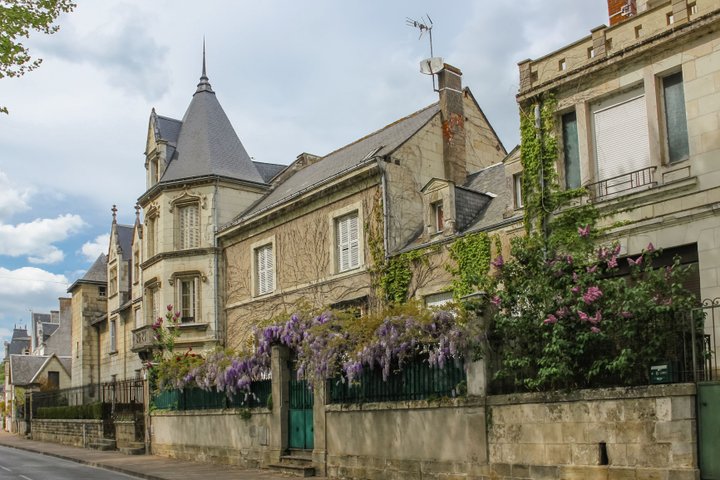 Gebäude am Fluss in Chinon