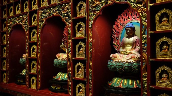 Buddhas im Zahntempel in Kandy Sri Lanka