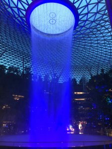 HSBC Rain Vortex - der 40m hohe Indoor Wasserfall am Changi Airport Singapur und eines der Highlights im Jewel. Regelmäßige Licht- und Soundshow. 