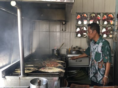 Grillstation vor dem Restaurant für frischen Fisch in Makassar