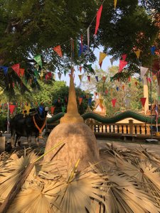 Zu Songkran werden am Tempelgelände Chedi Sai erbaut, um die Erde zu ersetzen, die das ganze Jahr über von den Betenden auf den Schuhen vom Tempelgelände getragen wird.