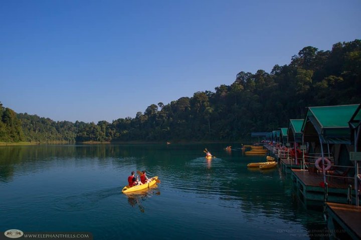 schwimmendes Camp am See im Regenwald
