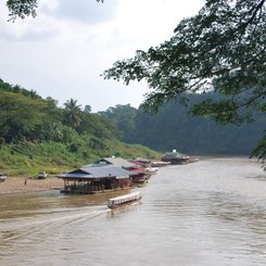 Longboat im Taman Negara Regenwald