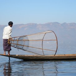 Inlesee Myanmar Fischer mit Netz am See