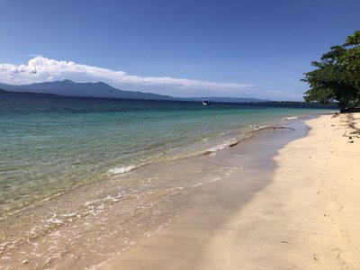Strand Siladen Island mit Blick auf Bunaken Island vor Manado