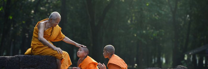 Moenche Thailand. Der Theravada-Buddhismus ist die dominierende Religion Thailands und die Klöster nicht nur Sehenswürdigkeiten bei einer Thailand Rundreise.