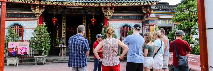 Gemeinsame Besichtigung. Bei einer Vietnam-Gruppenreise erhalten Sie kompetente Erklärungen von Ihrem lokalen Reiseleiter.