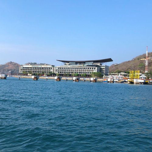 der neue Hafen von Labuan Bajo auf der Insel Flores bei Komodo