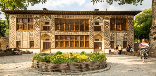 Sheki Sommerpalast mit kunstvollen Shebeke Fenstern aus Muranoglas Aserbaidschan