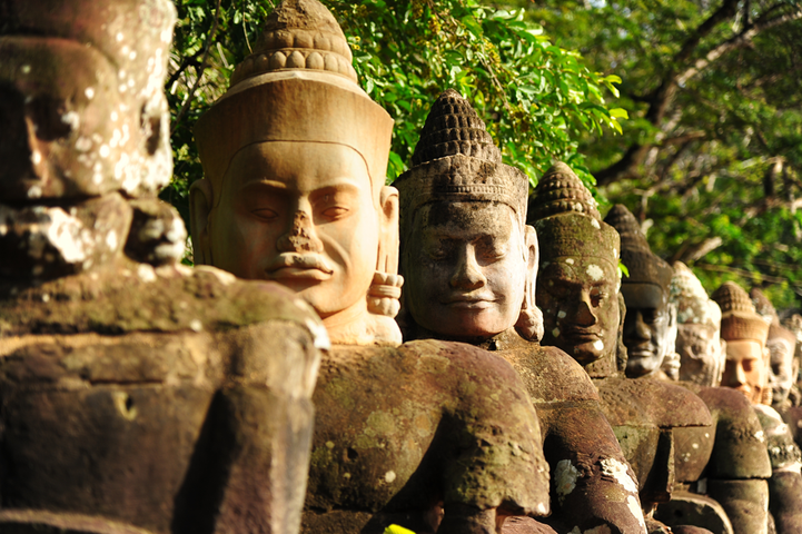 Statuen Angkor Thom Kambodscha bei Siem Reap - gehört zu den klassischen Besuchspunkten einer Kambodschareise