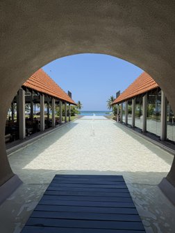 Blick über den Pool auf das Meer Uga Bay