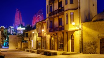 Baku Aserbaidschan Gegensatz zwischen mittelalterlicher Altstadt und moderner Architektur