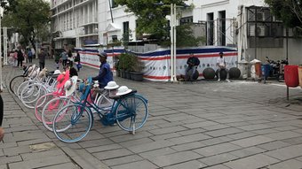 typische Fahrräder in der Altstadt von Jakarta