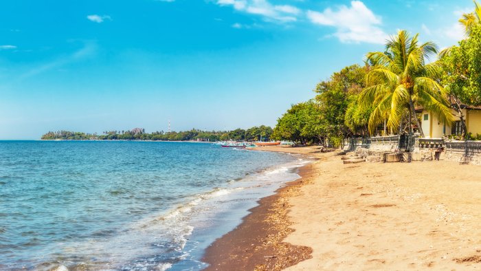 Strand von Lovina im Norden von Bali
