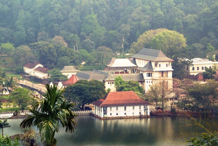 die Zeremonie am Zahntempel ist Ziel zahlreicher Pilger in Sri Lanka