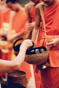 traditionelle Almosenrunde der Mönche in Luang Prabang