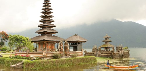 Ulun Danu - malerisch am See gelegener Tempel im Bergdorf Bedugul