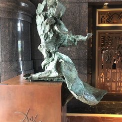 Singapur Kunstwerke im Eingangsbereich des Parkview Square Gebäudes