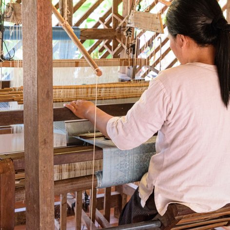 traditionelle Herstellung von Seidenstoffen in Kambodscha