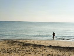am Morgen hat man den Strand vor dem Uga Beach Resort definitiv für sich allein