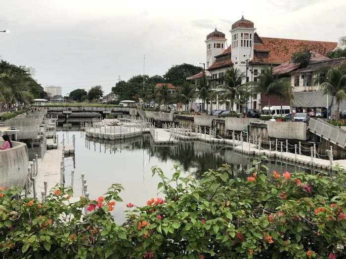 der große Kanal in Jakarta - umgeben von Kolonialgebäuden