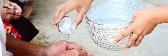 um älteren Menschen Respekt zu erweisen, gießt man Wasser über die Hände