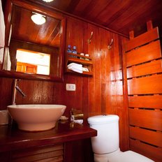 jede Kabine mit eigenem Badezimmer RV Toum Tiou II