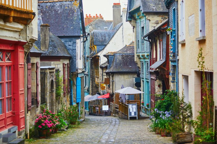 malerische Gasse in Vitré Westfrankreich