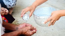 um älteren Menschen Respekt zu erweisen, gießt man Wasser über die Hände