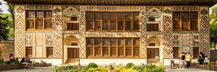 Sheki Sommerpalast mit kunstvollen Shebeke Fenstern aus Muranoglas Aserbaidschan