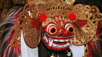 traditionelle Maske für den Barongtanz auf Bali. Ein Besuch der Tanzveranstaltung sollte bei einer Indonesien-Gruppenreise eingeplant sein.
