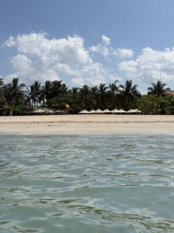 das Meer ian der Ostküste von Sri Lanka ist fast spiegelglatt