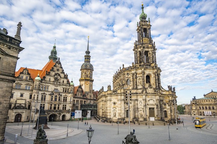 Dresden Residenzschloss mit gruenes Gewoelbe und Katholische Hofkirche