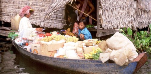Einkaufen am Boot am Tonle Sap Kambodscha