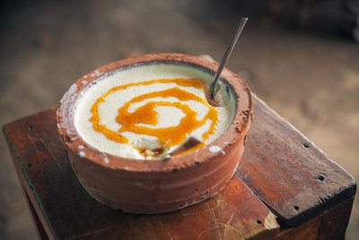 Büffeltopfen mit Honig oder Kitul Sirup - Dessert in Sri Lanka