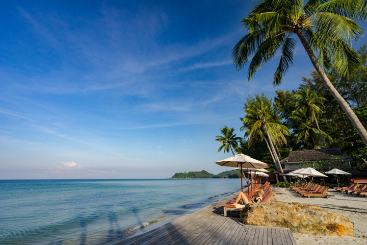 Santhiya Tree Koh Chang Resort Restaurant am Strand