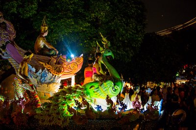 Loy Krathong Festival mit Umzügen
