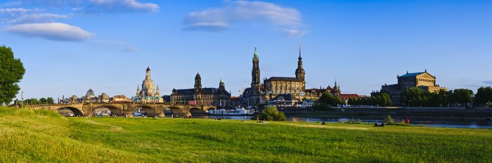 Blick von den Elbwiesen auf Dresden mit Elbufer, Augustusbruecke, Frauenkirche, Residenzschloss, Hofkirche, Semperoper, Brühlsche Terrasse