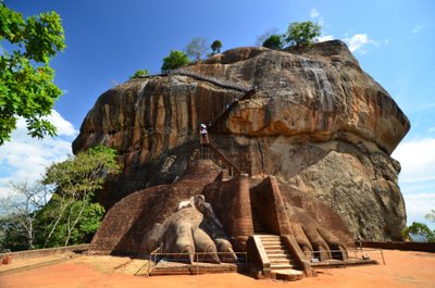 Eingang zur Zitadelle Sigiriyafelsen eines der Highlights einer Reise durch Sri Lanka