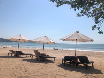 Jimbaran Beach - entspannte Strandatmosphäre, am Abend viele Fischrestaurants direkt am Strand