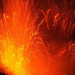 Lava auf Stromboli - etwa alle 15 Minuten ein faszinierendes Schauspiel