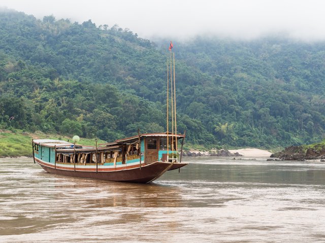 Slowboat oder Longtailboat am Mekong in Laos