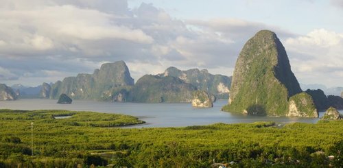 Ausblick über die Mangroven und die Kalksteininseln vor dem Sam Roi Nationalpark in Thailand