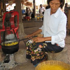 Seidenfäden aus den Kokons der Seidenraupe - Tradition auf Koh Dach Silk Island